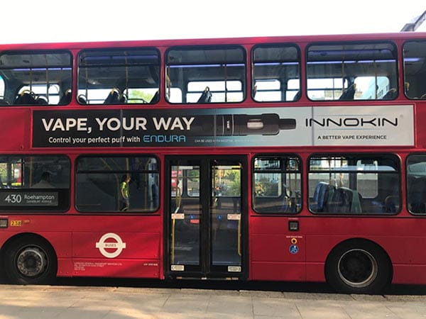 Bus Londinese con pubblicità Innokin